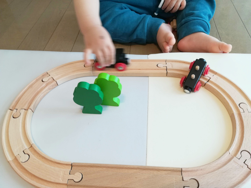 ２歳から】プラレール以外の電車おもちゃの世界！木製なのにリアル